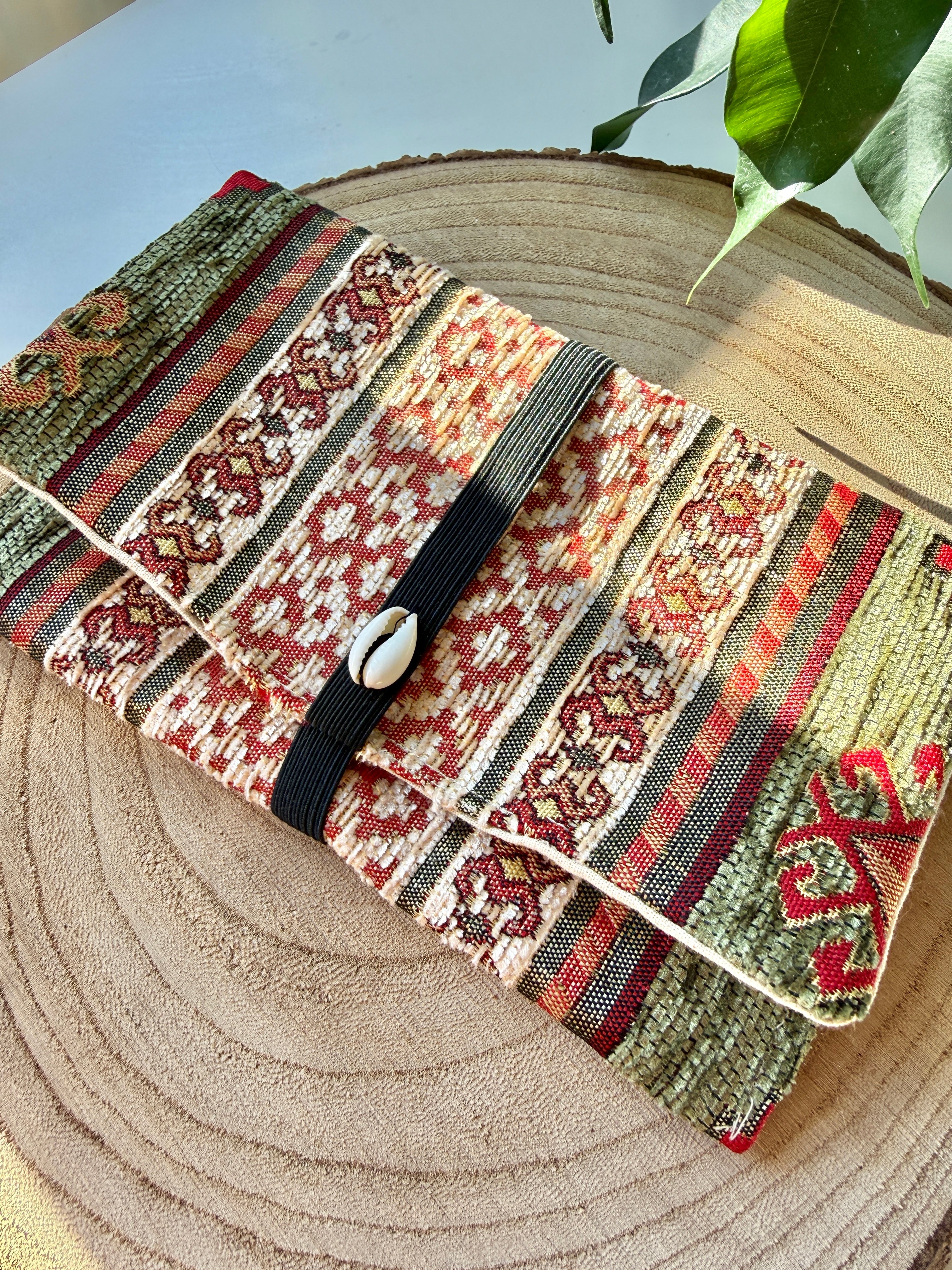 Handgemachter Tabakbeutel mit Kaurimuschel