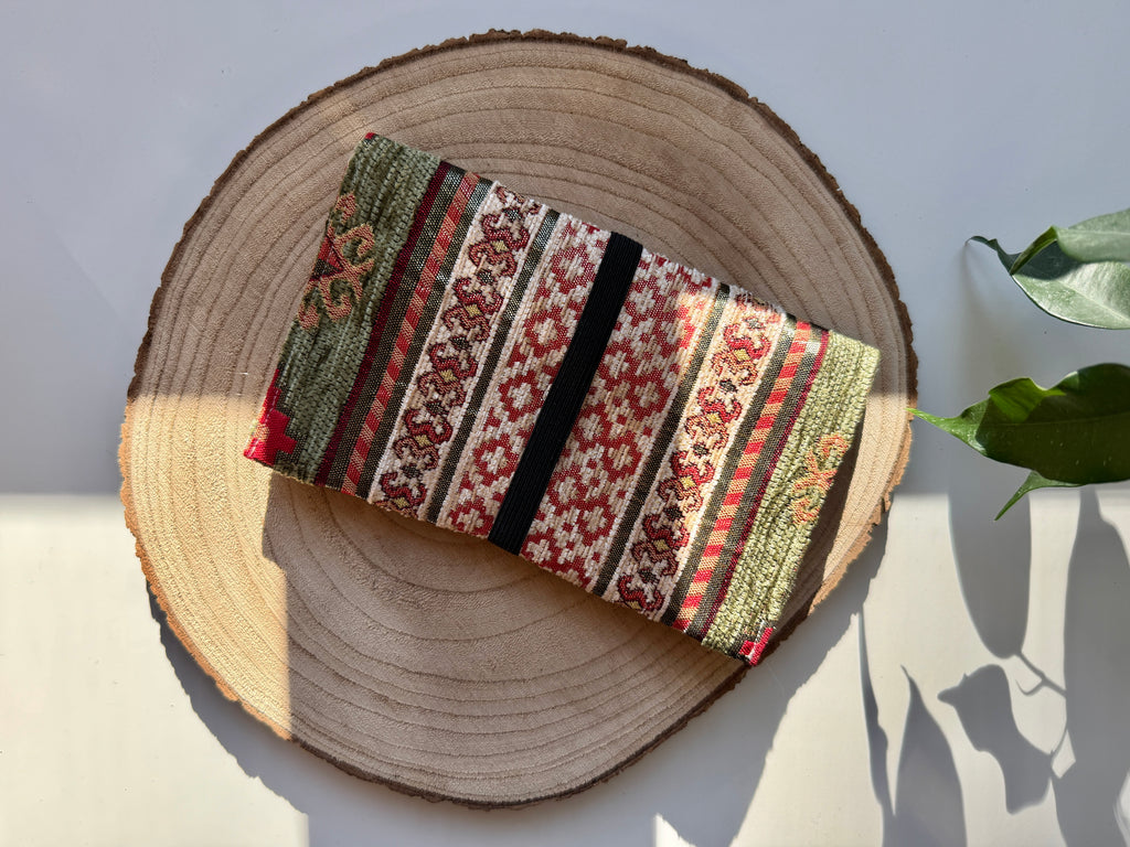 Handgemachter Tabakbeutel mit Kaurimuschel