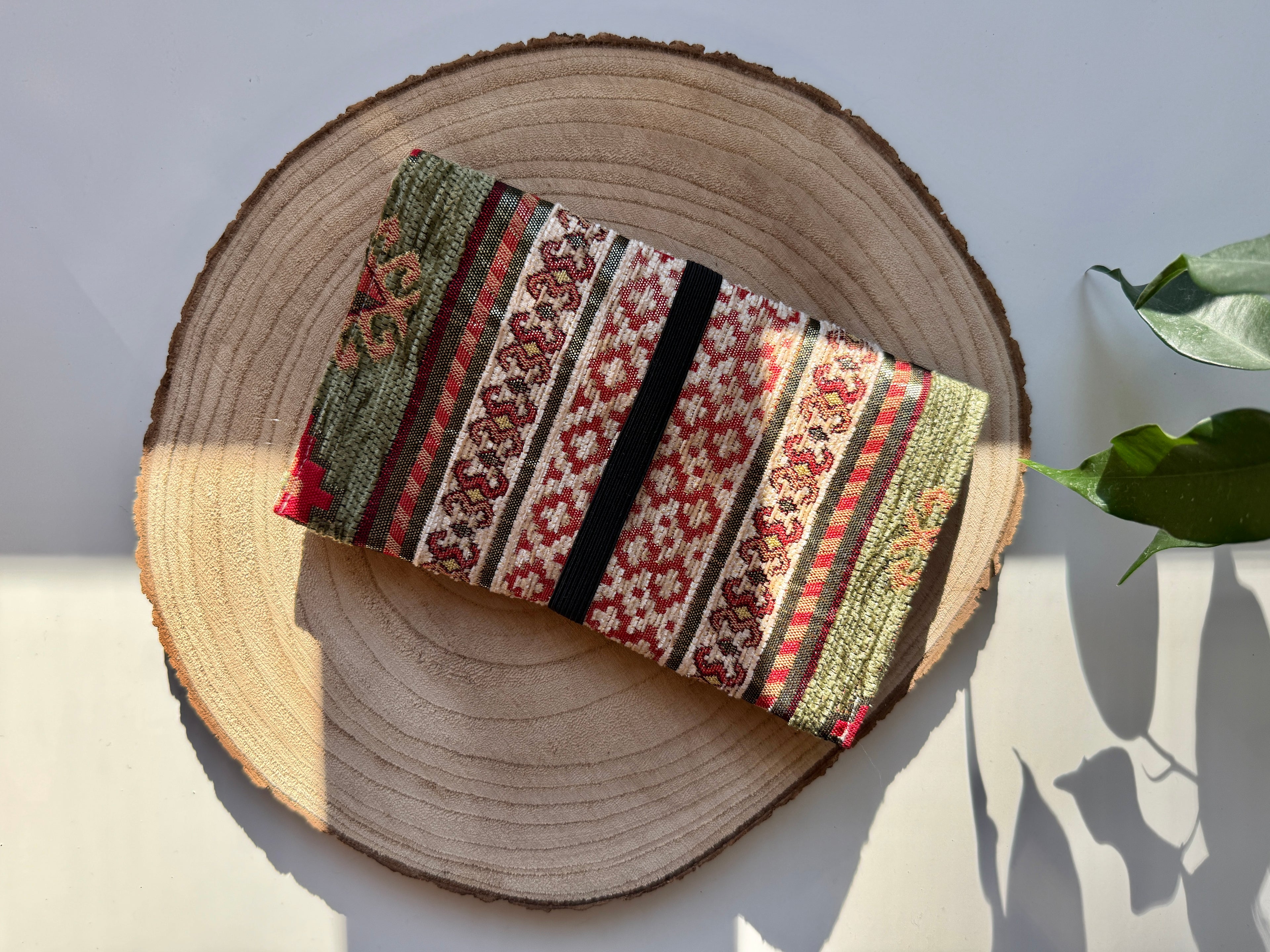 Handgemachter Tabakbeutel mit Kaurimuschel