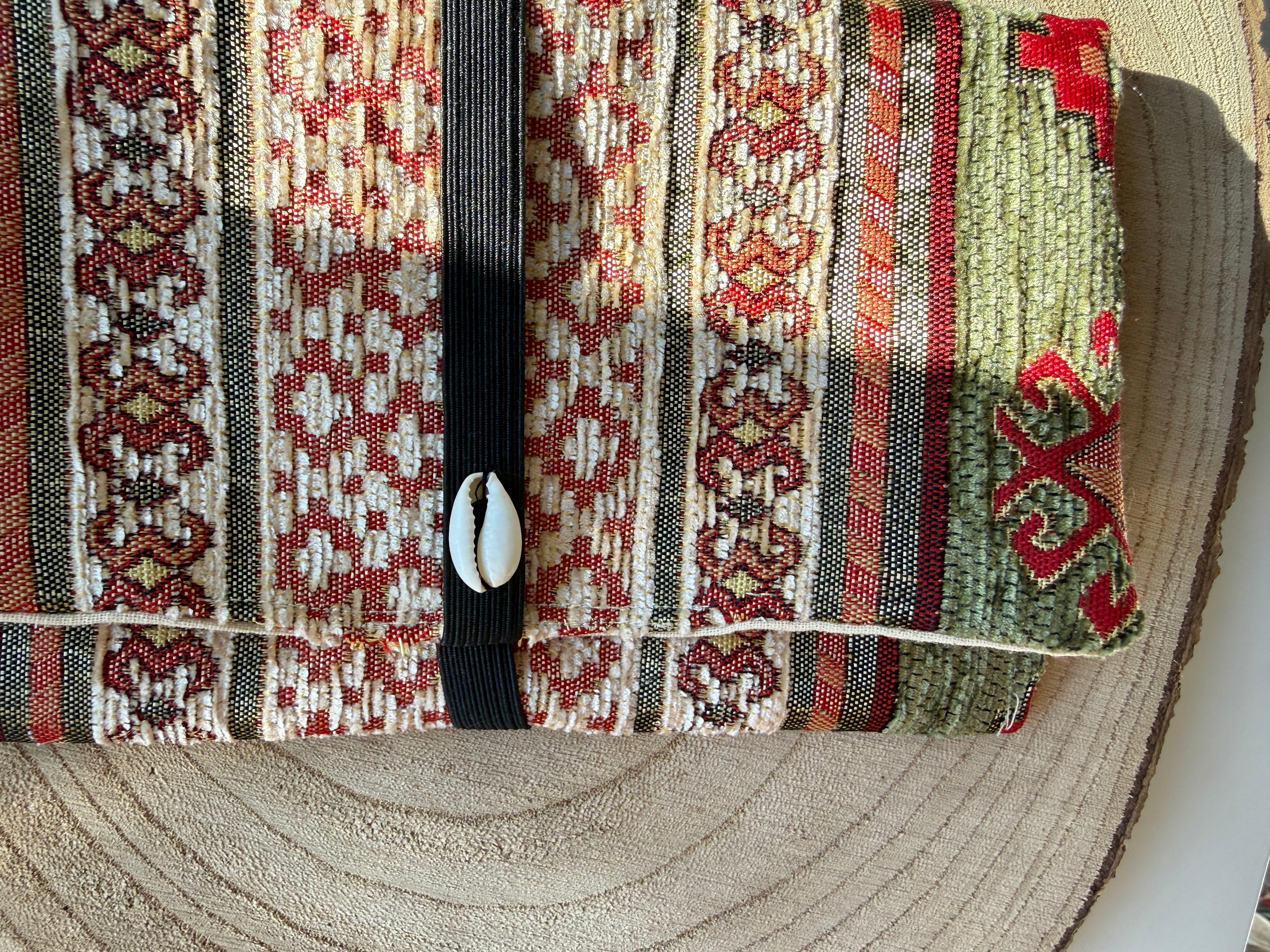 Handgemachter Tabakbeutel mit Kaurimuschel