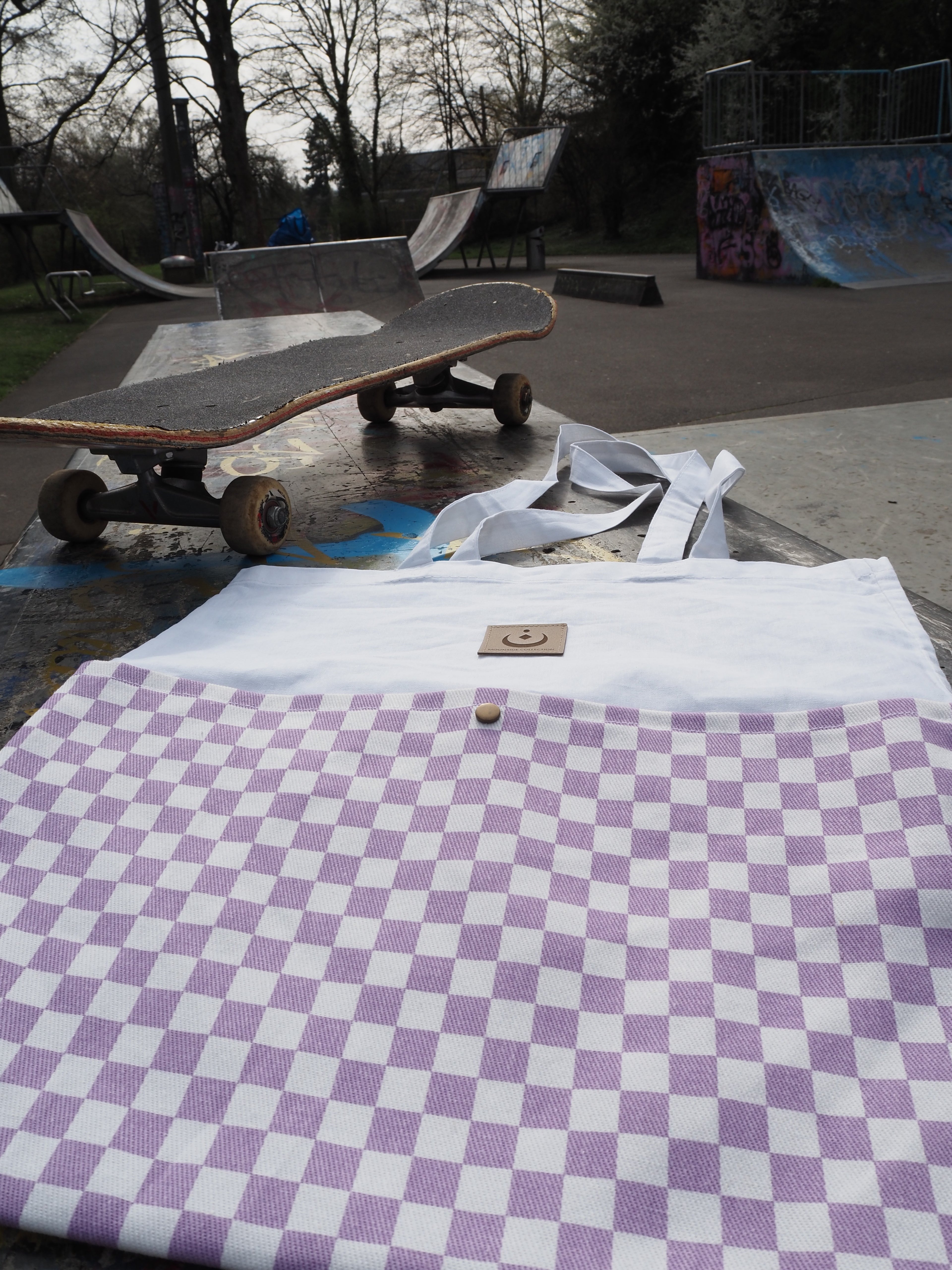 Tragetasche Jutebeutel mit Seitentaschen Checker-Muster (lila)