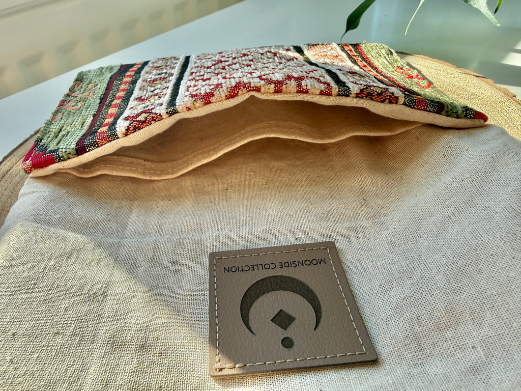 Handgemachter Tabakbeutel mit Kaurimuschel