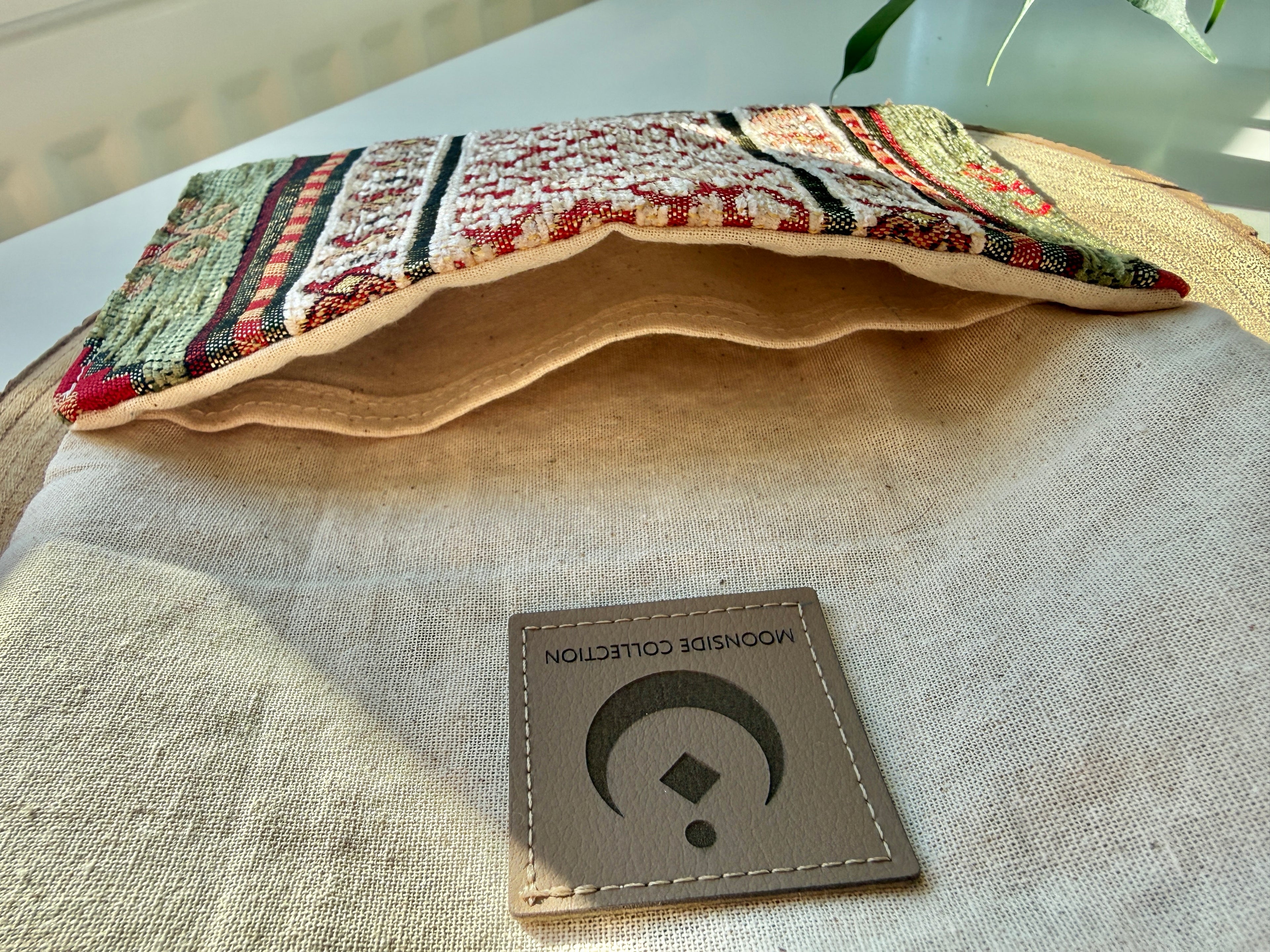 Handgemachter Tabakbeutel mit Kaurimuschel