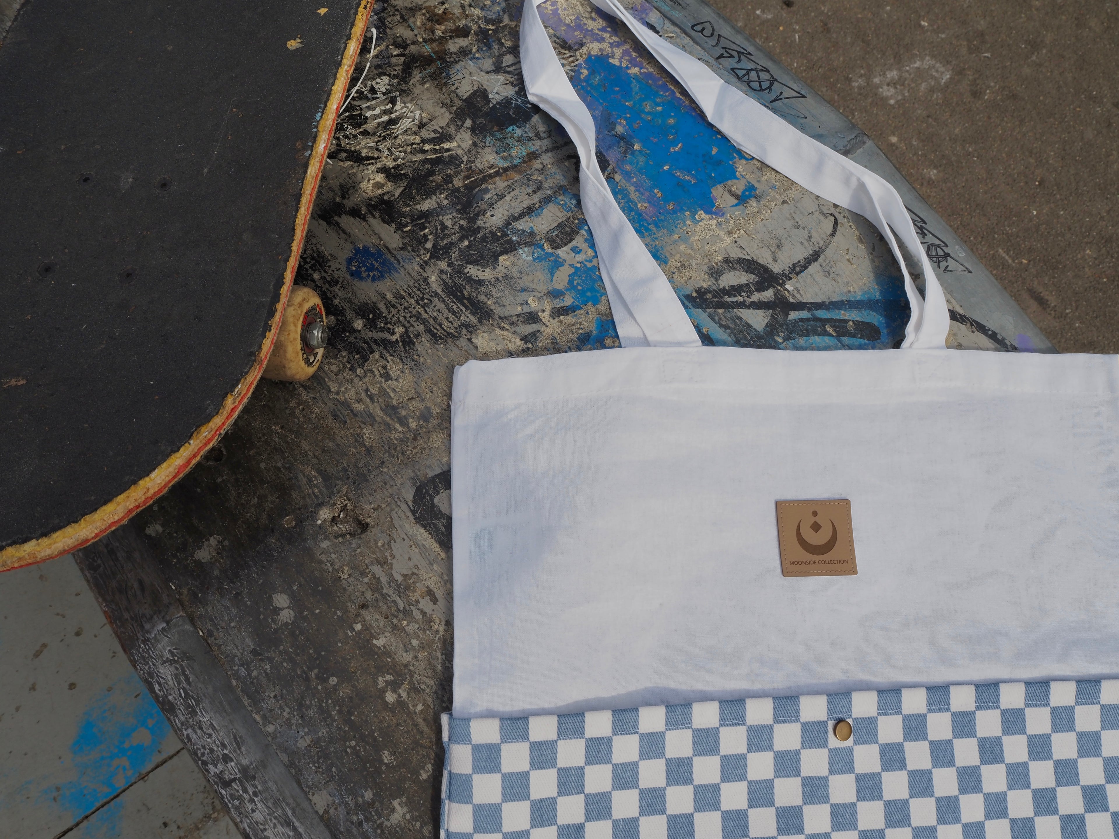 Tragetasche Jutebeutel mit Seitentaschen Checker-Muster (blau)