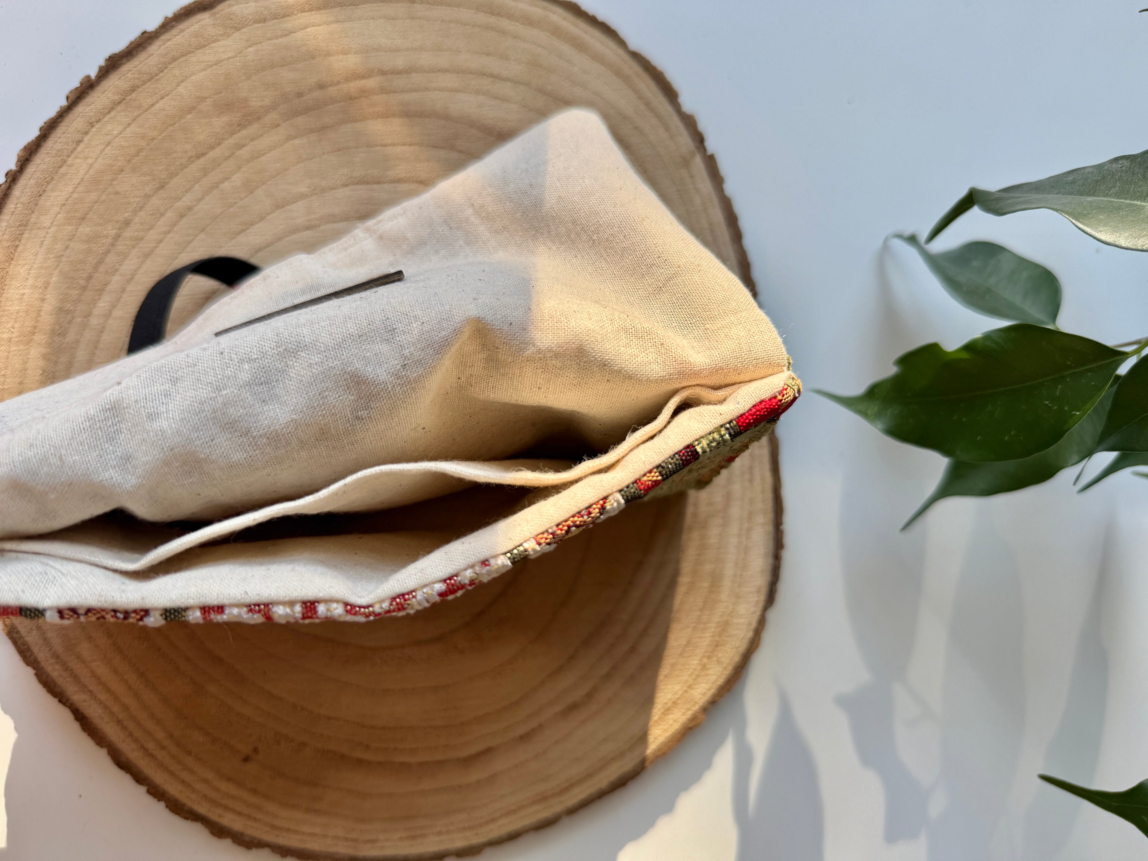 Handgemachter Tabakbeutel mit Kaurimuschel