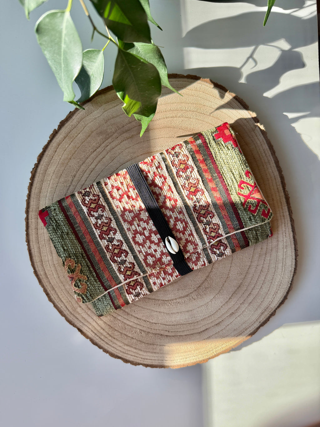 Handgemachter Tabakbeutel mit Kaurimuschel