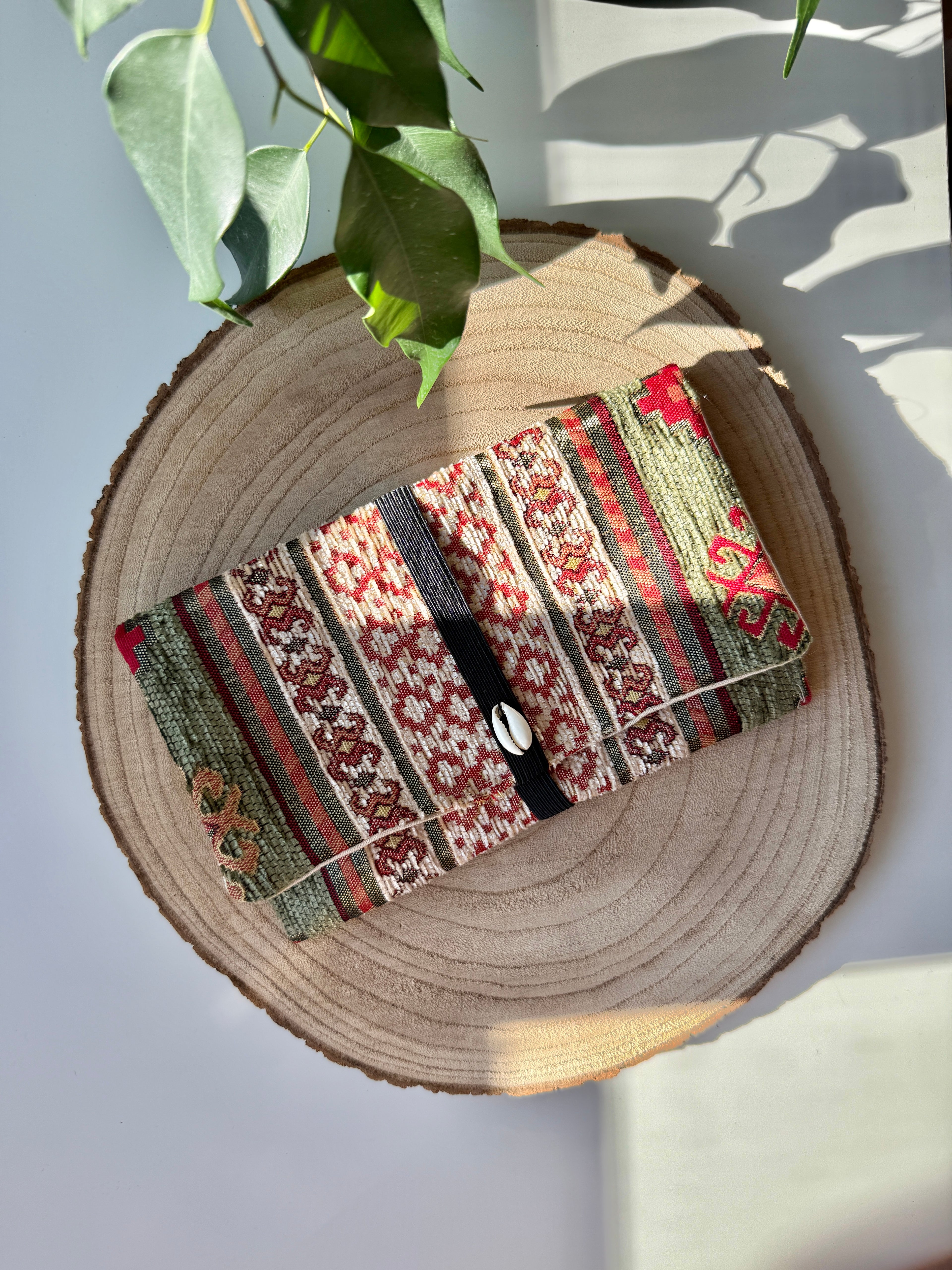 Handgemachter Tabakbeutel mit Kaurimuschel