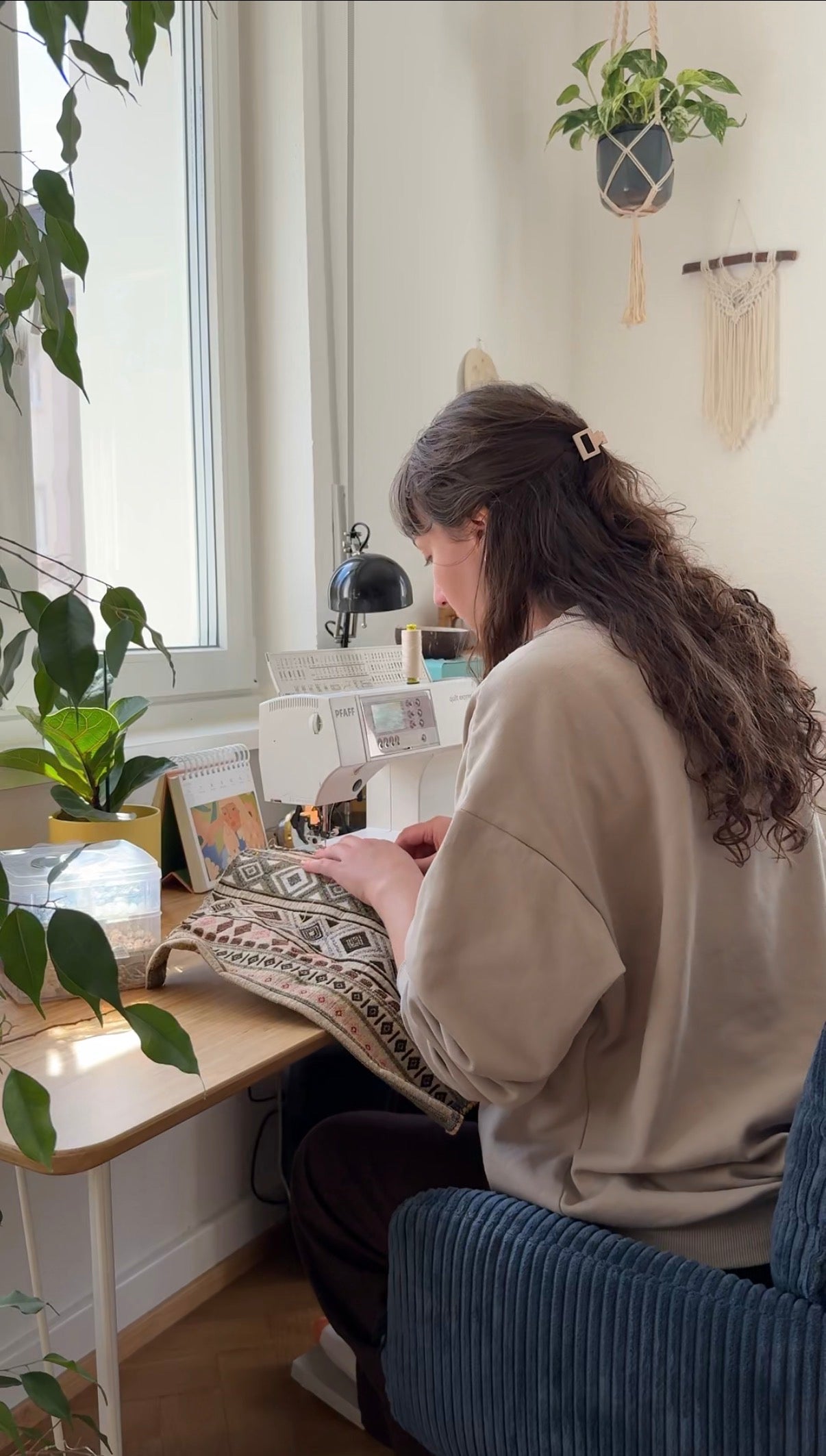 Naeherin_am_Arbeitsplatz_Naehmaschine_Bohostoff