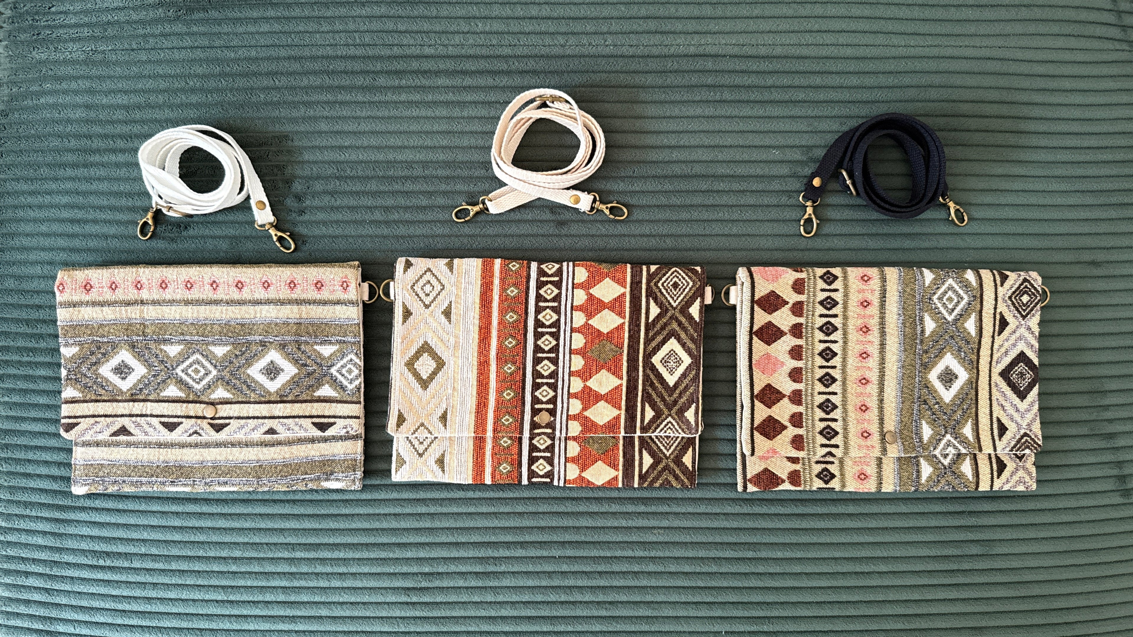 Das Bild zeigt drei verschiedene kleine Taschen mit Bohomuster und drei Varianten für passende Trageriemen
