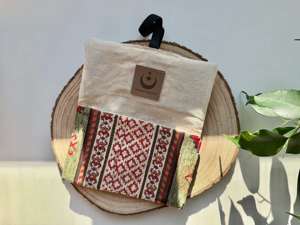 Handgemachter Tabakbeutel mit Kaurimuschel