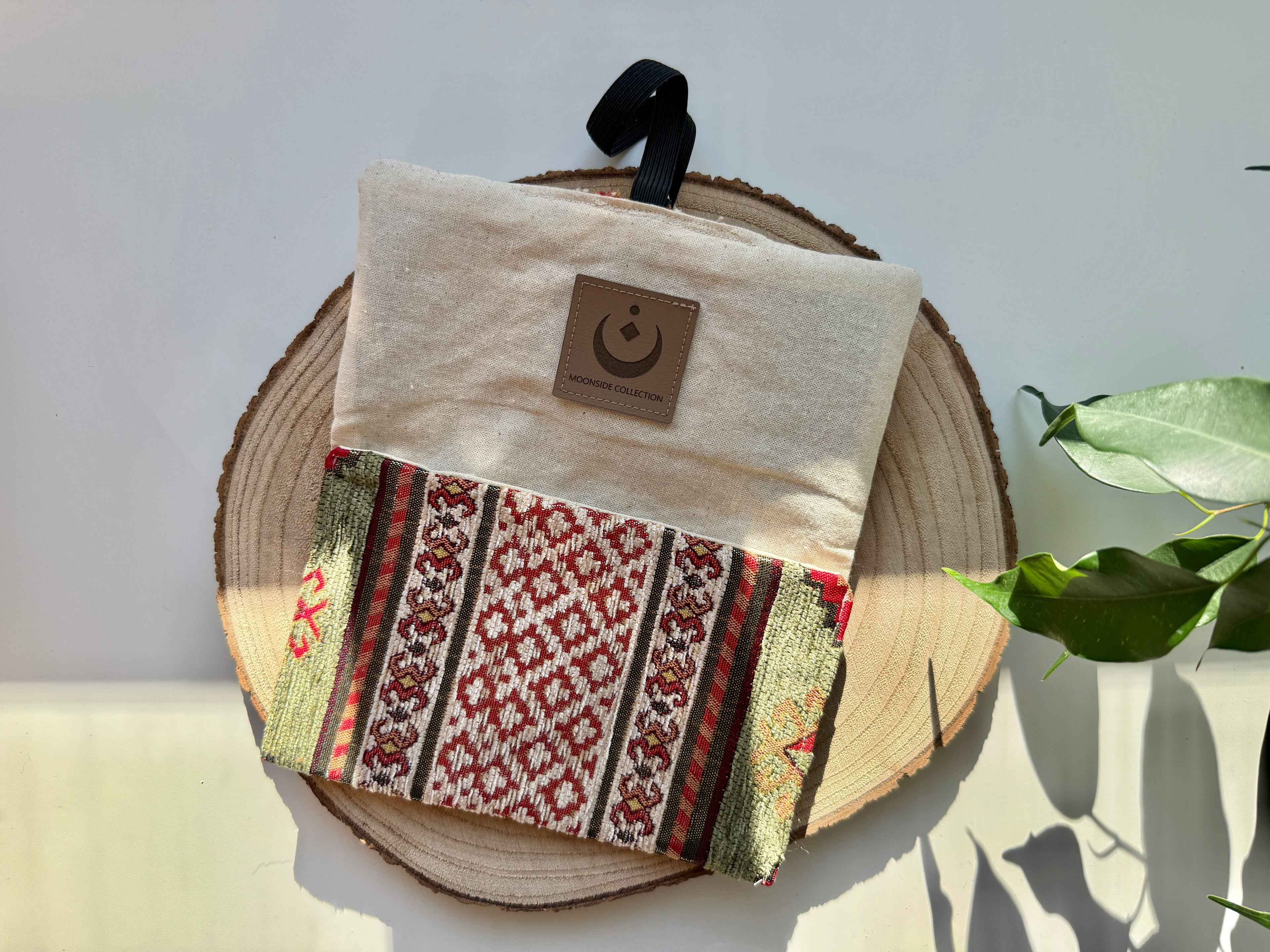 Handgemachter Tabakbeutel mit Kaurimuschel