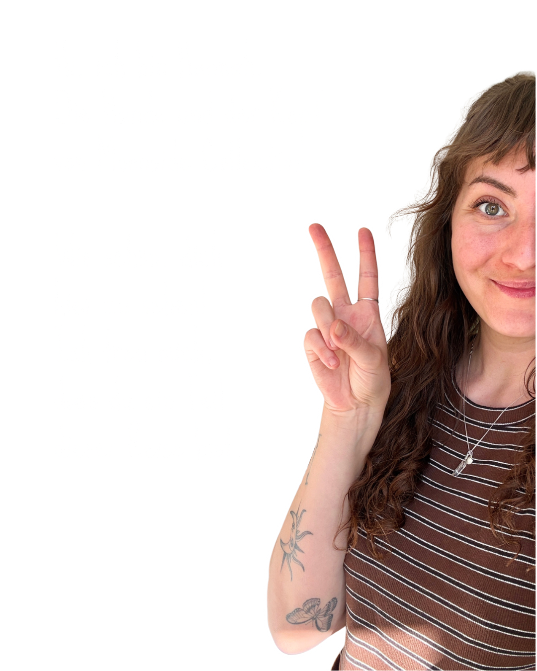 Ein Portraitfoto der Künstlerin Hannah, die mit der rechten Hand ein Peace-Zeichen formt. Auf dem Bild steht der Text: Hi, ich bin Hannah. Die Hände und der Kopf von Moonside Collection. Wie schön, dich hier zu sehen! Ich freu mich, dass du ein Teil dieser Reise bist.