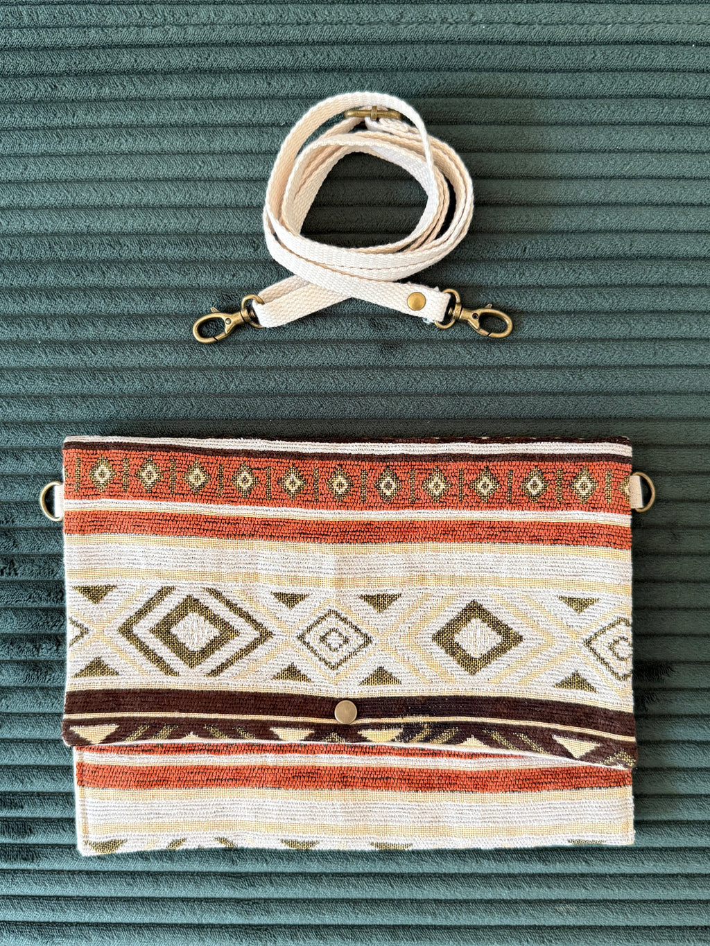 Hippie Clutch mit abnehmbarem Trageriemen in beige