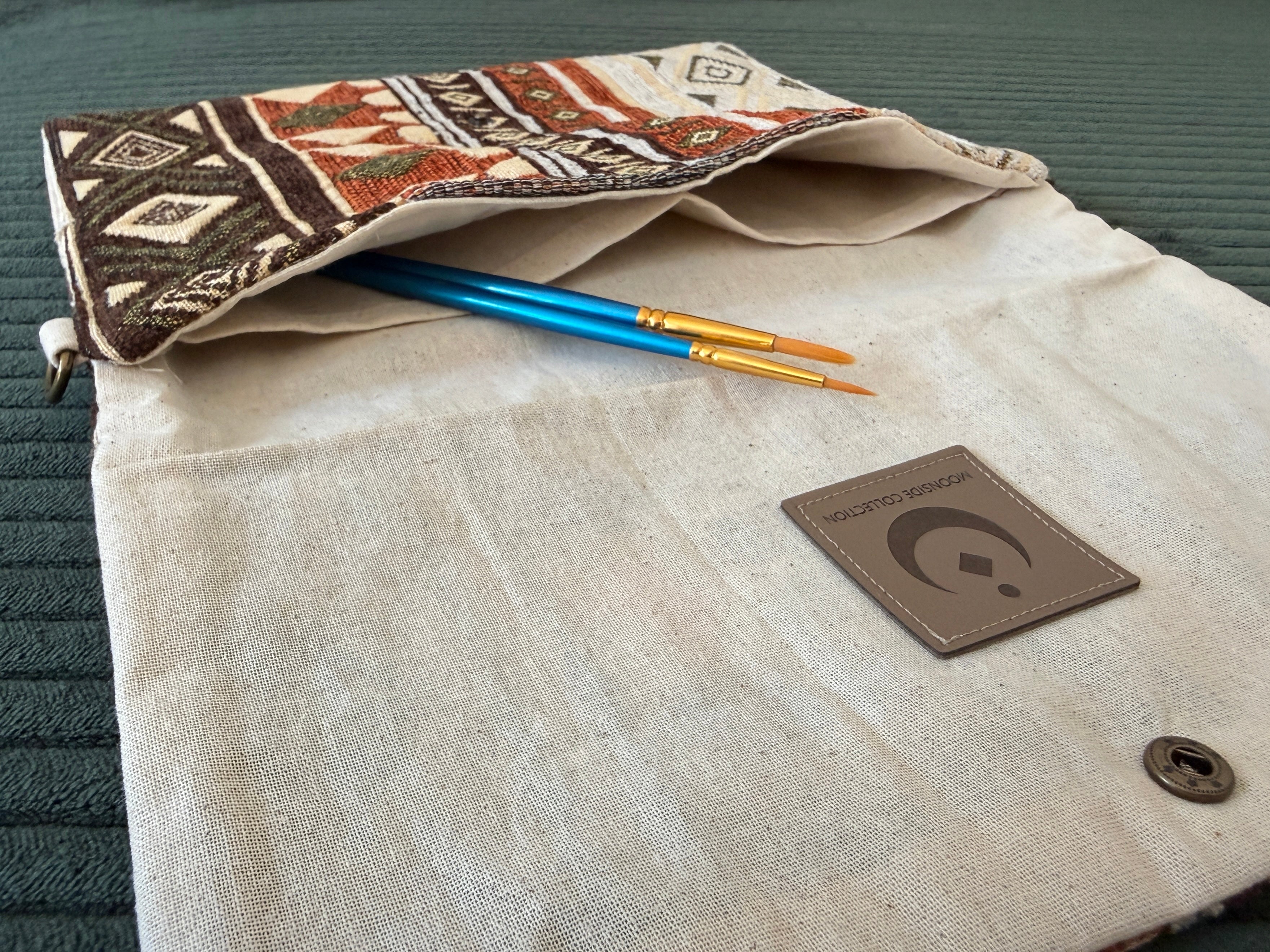 Offene Tasche im Hippie-Stil mit Pinseln in den Innentaschen