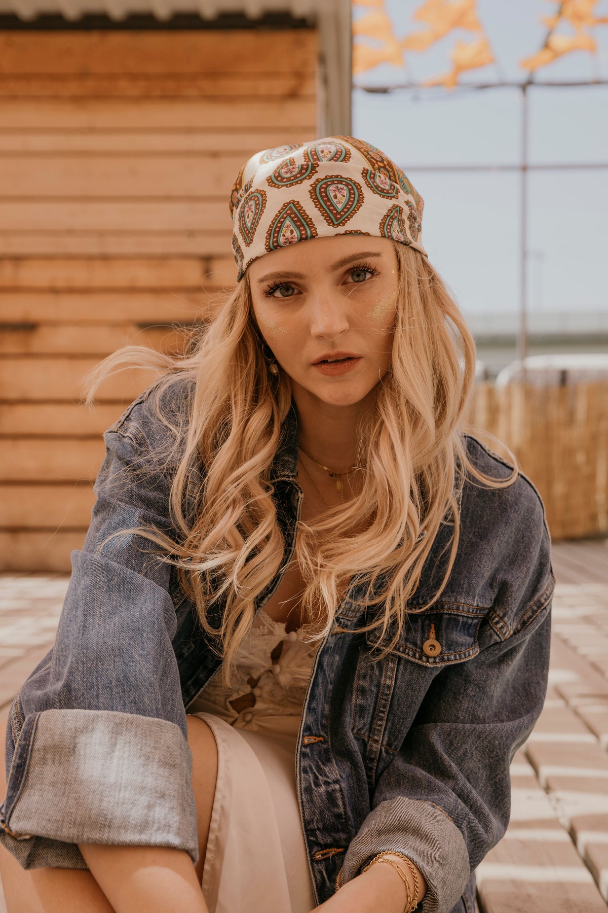 Festival Outfit Mädchen schaut in Kamera