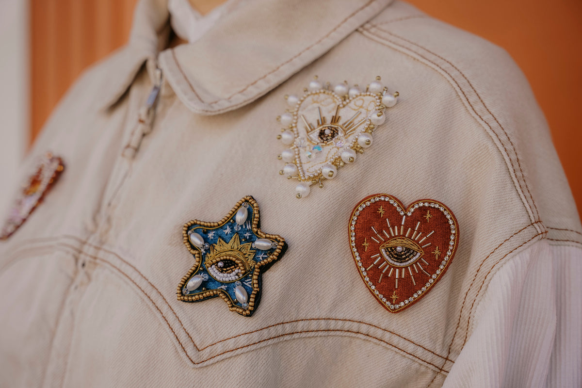 Vintage Collegejacke mit bestickten Aufnähern im Bohostil