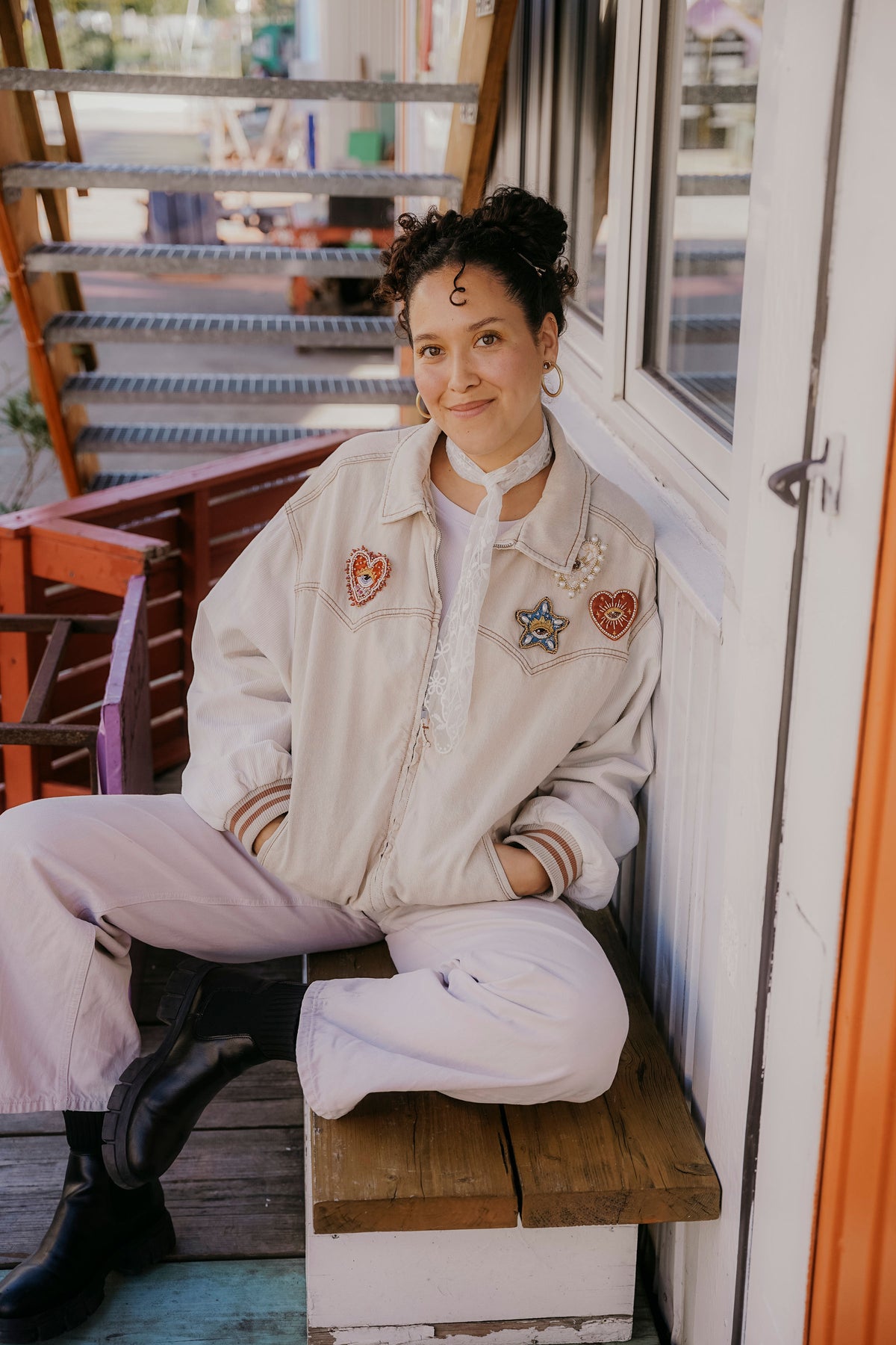Beige Upcycling Collegejacke im Bohostyle