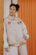 Beige Vintage Upcycling Collegejacke mit Cordärmeln und Herzaufnähern