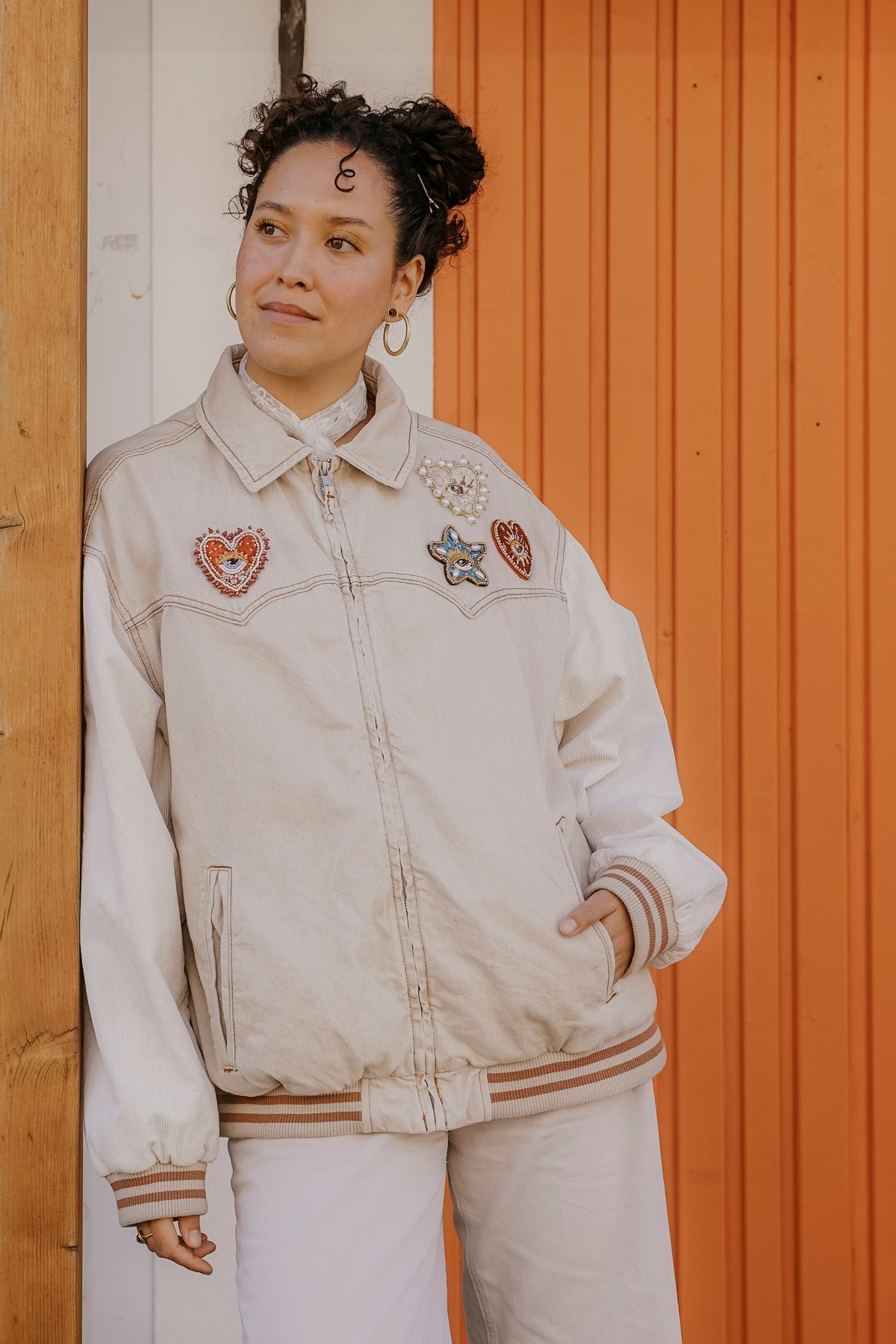 Beige Vintage Upcycling Collegejacke mit Cordärmeln und Herzaufnähern