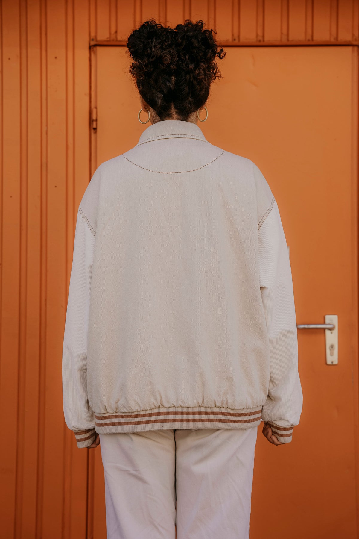Collegejacke im Bohostil Jenasjacke beige mit Ärmeln aus Cord weiß