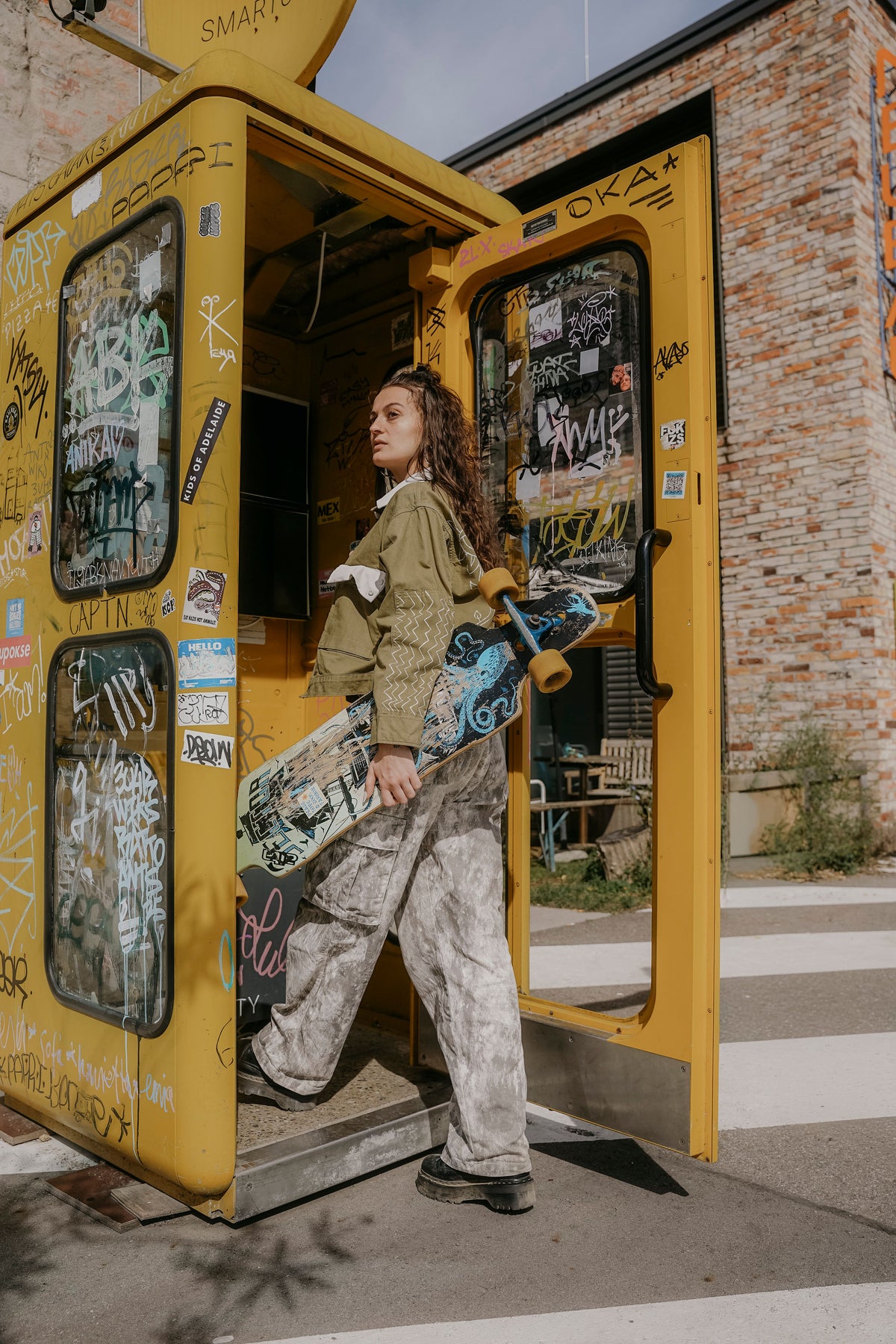 Skatergirl im Skaterstyle mit Skateboard