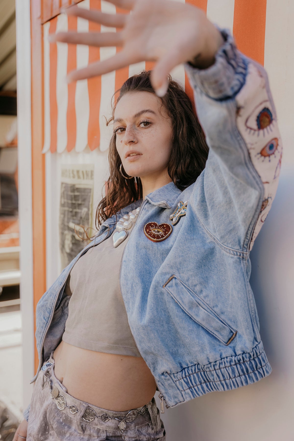 Vintage Upcycling Jeansjacke mit Augen Muster und Herzen