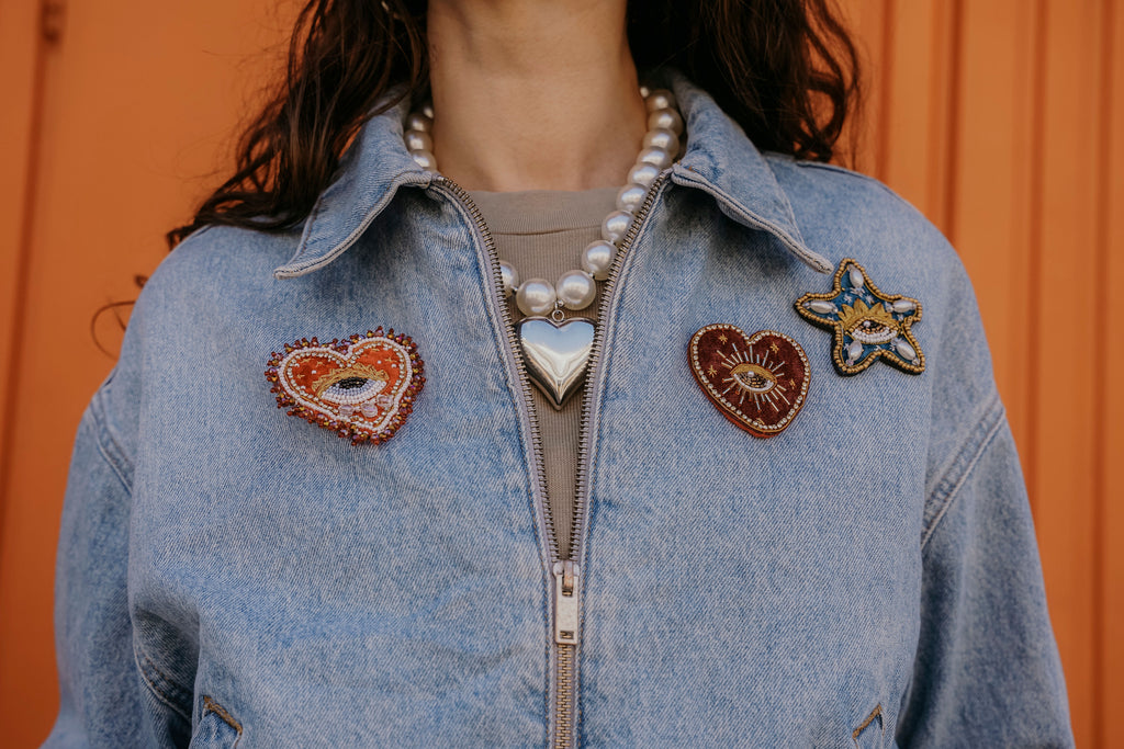 Details von vintage upcycling Jeansjacke mit Augen in Herzen und Stern
