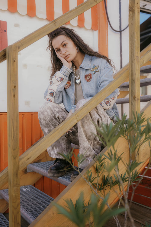 Skatergirl mit Upcycling Jeansjacke Herzen und Augen