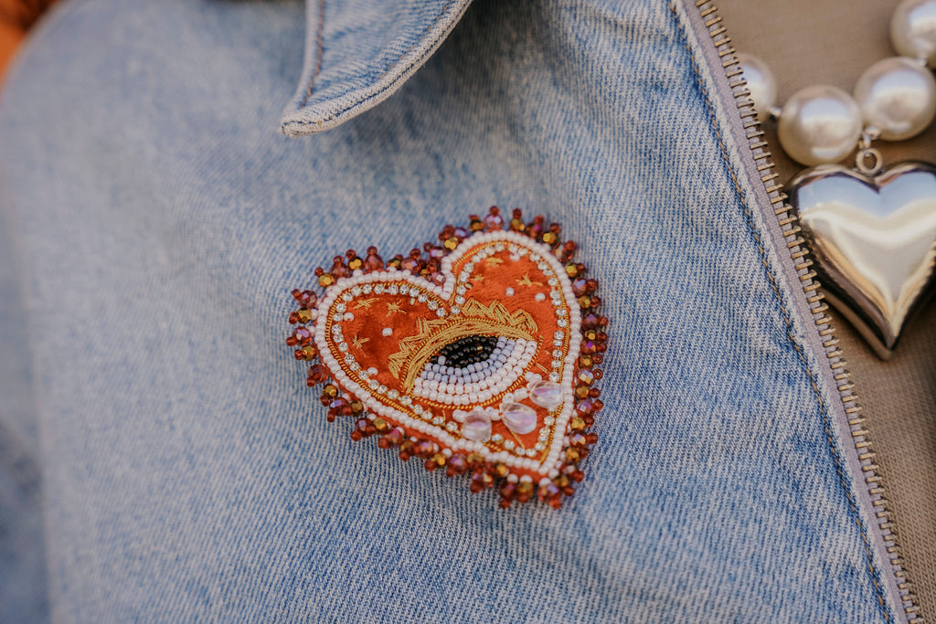 Herzaufnäher mit Perlen und Auge auf Boho Jeansjacke
