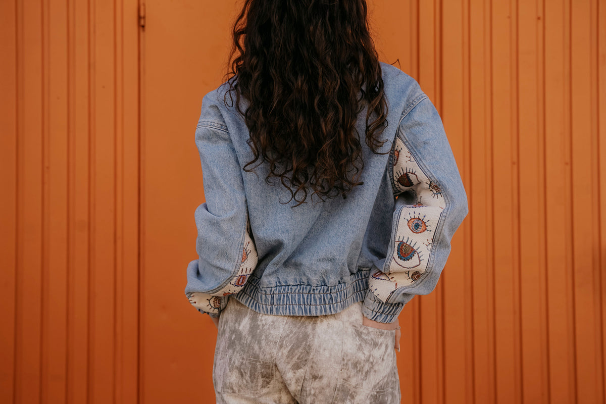 Rueckseite von vintage upcycling Jeansjacke mit Stoffeinsatz in Ärmeln