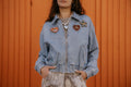 Vorderseite von vintage upcycling Jeansjacke mit Patches in Herz- und Sternform