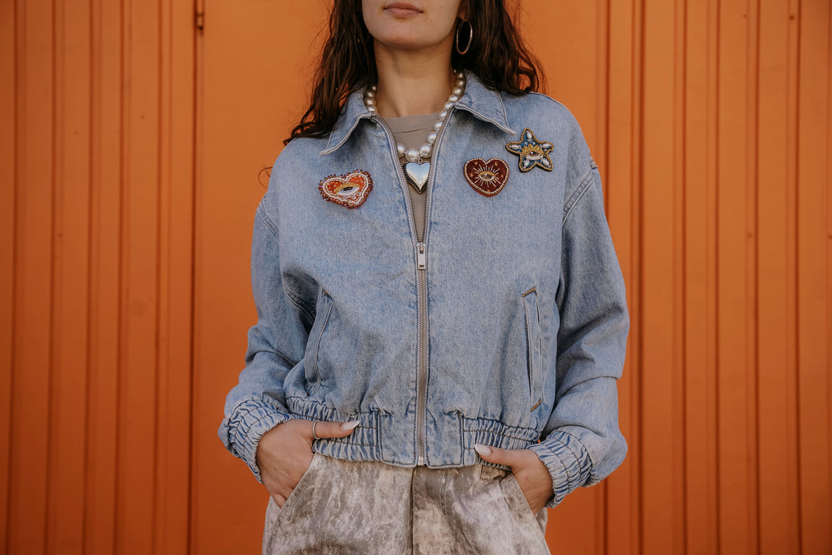 Vorderseite von vintage upcycling Jeansjacke mit Patches in Herz- und Sternform