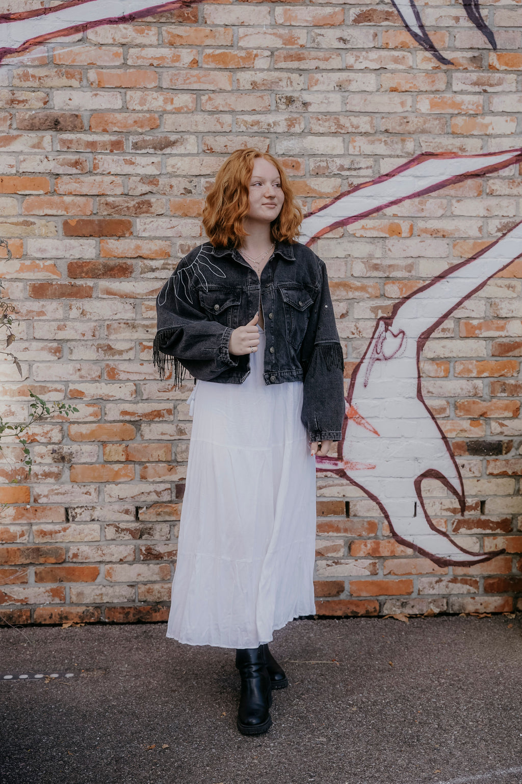 Boho Outfit mit schwarzer Vintage Jeansjacke mit Sonnenprint und Perlenfransen