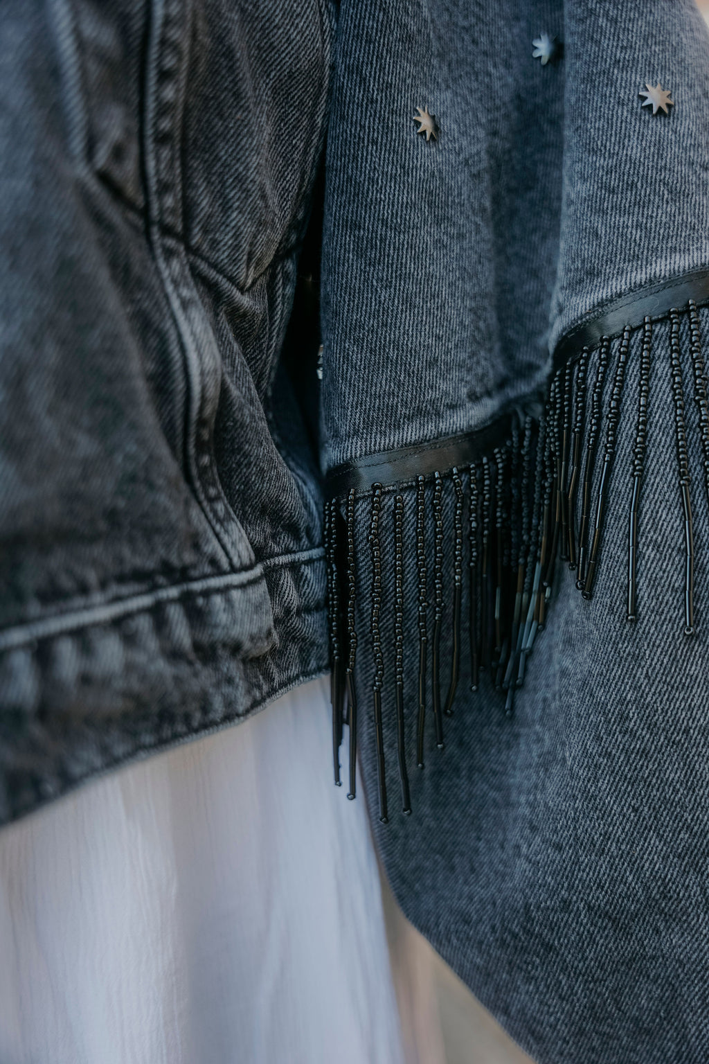 Deatils an oversized Ärmel von vintage Jeansjacke in schwarz
