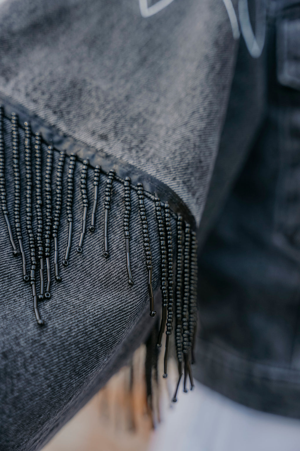 Perlenfransen in Strahlenform an Oversized Ärmel von Vintage Jeansjacke