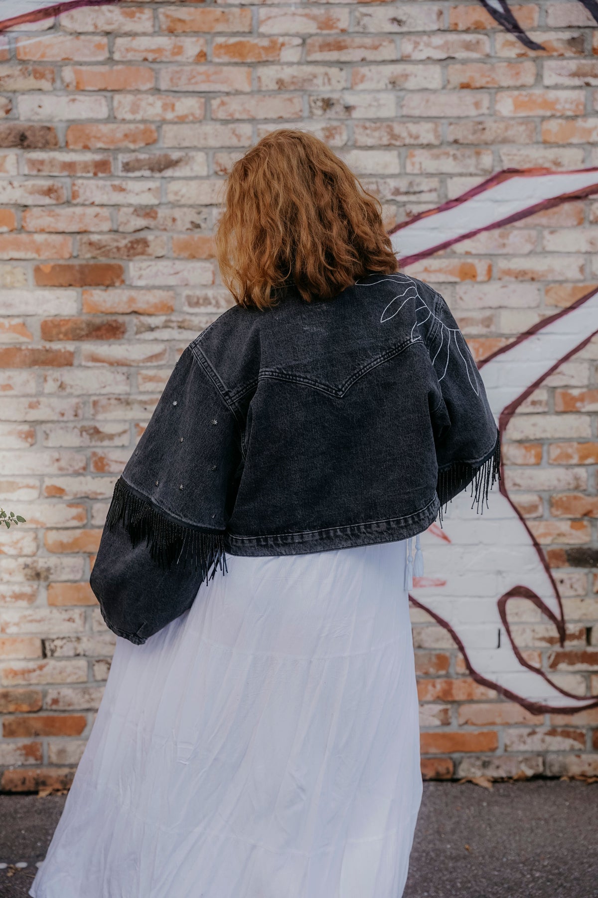 Rueckseite von Boho Jeansjacke mit oversized Ärmeln und Details