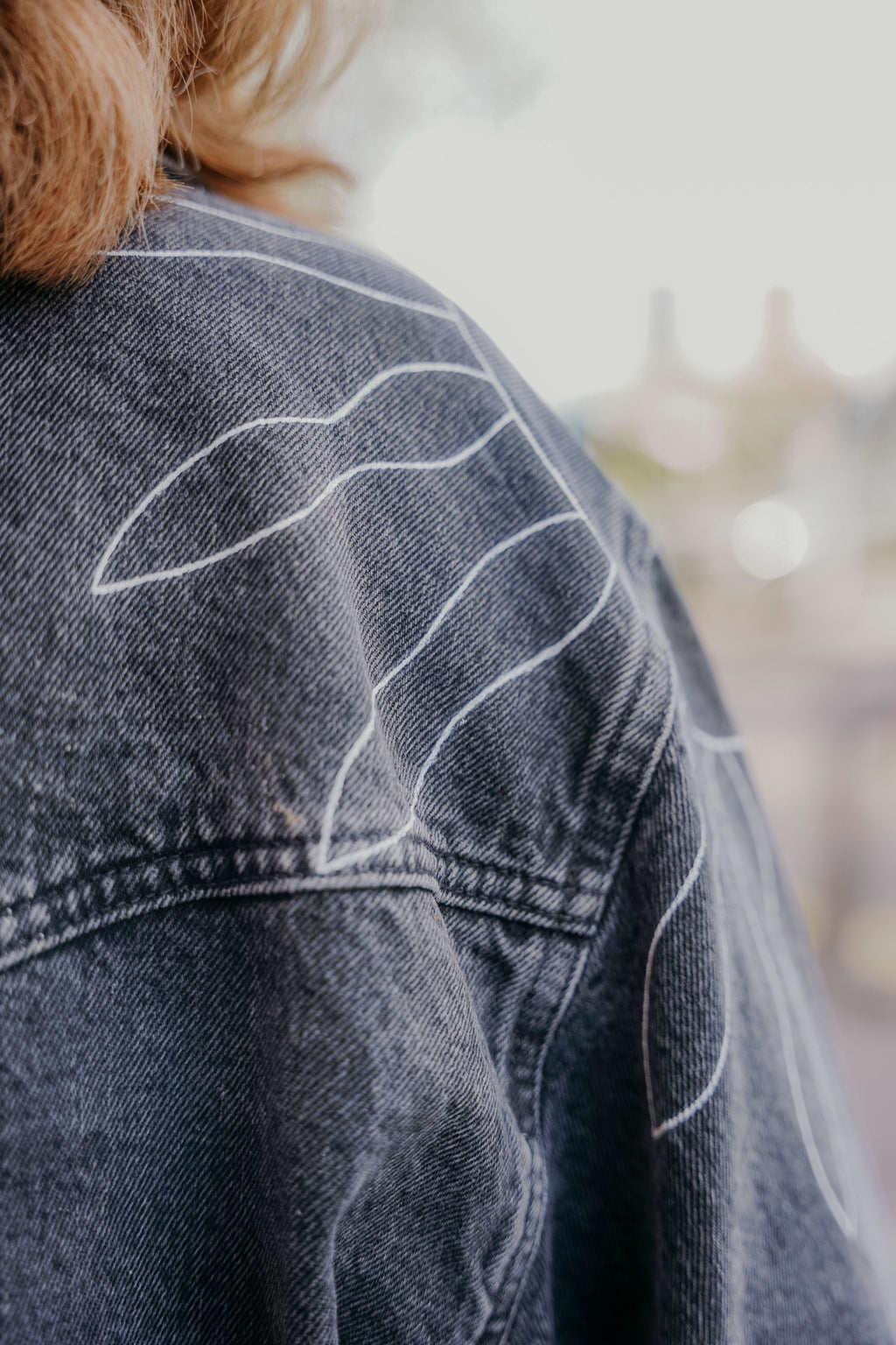 Handgemalte Sonne auf Schulter von oversized vintage Jeansjacke