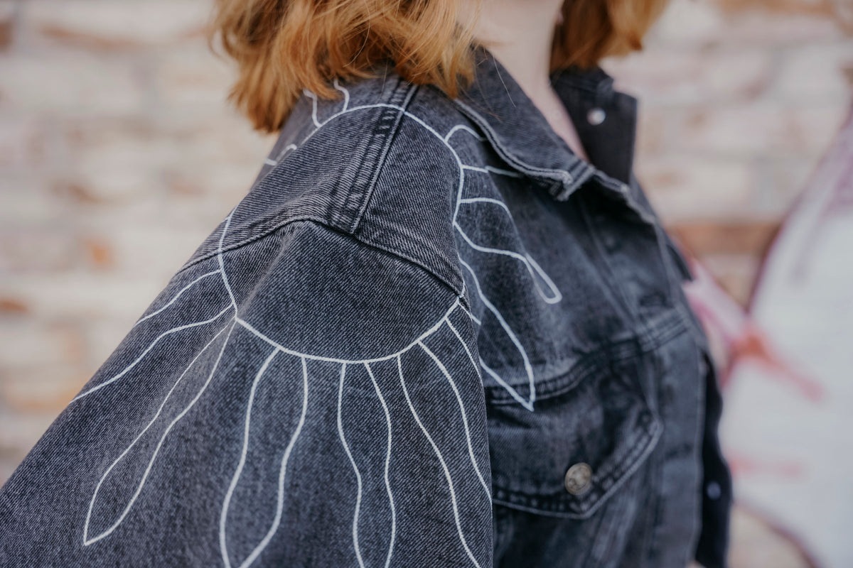 Handgemalter Schulterprint von Sonne auf oversized Schulter 