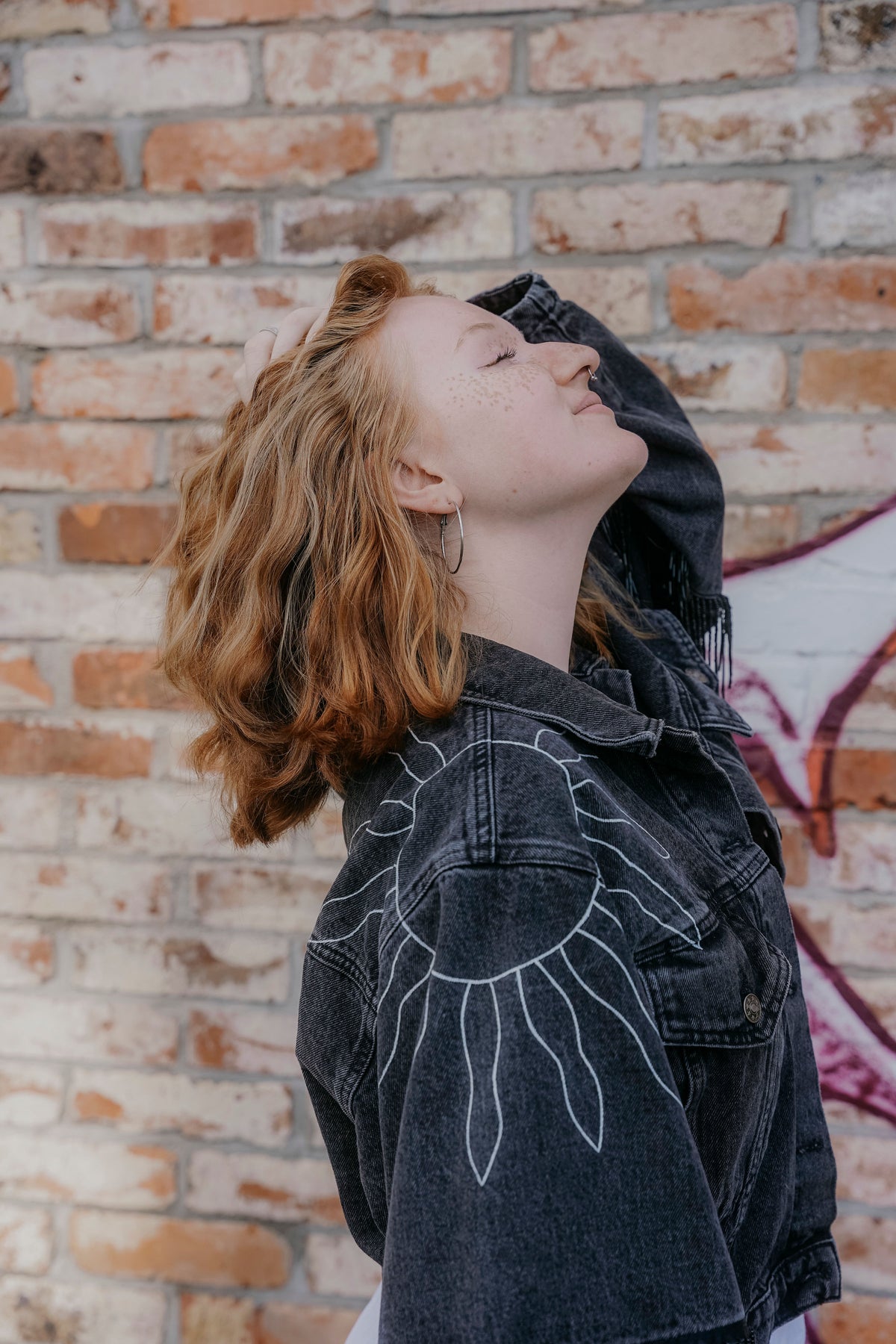 Handgemalte Sonne Schulterprint auf Vintage Upcycling Jacke