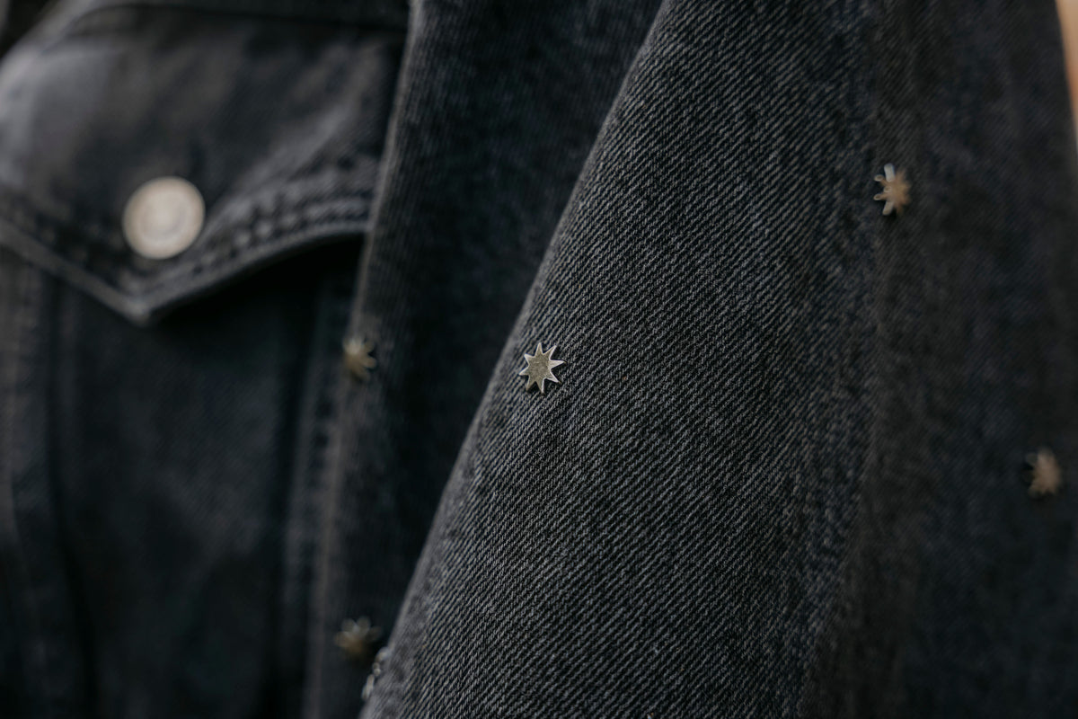 Details auf Upcycling Vintage Jacke Sterne Nieten