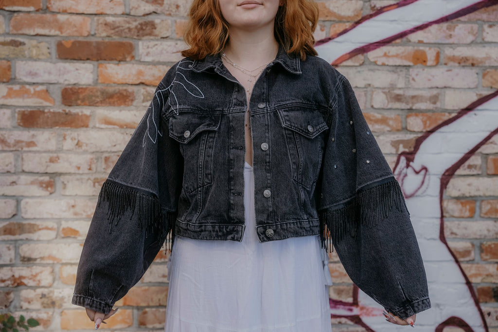 Vintage Upcycling Jeansjacke in schwarz mit handgemalter Sonne, Stern Nieten und Perlenfransen