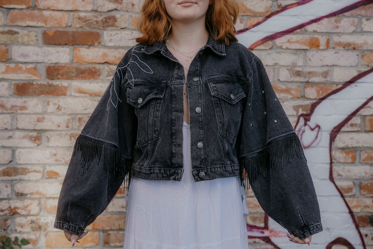 Vintage Upcycling Jeansjacke in schwarz mit handgemalter Sonne, Stern Nieten und Perlenfransen