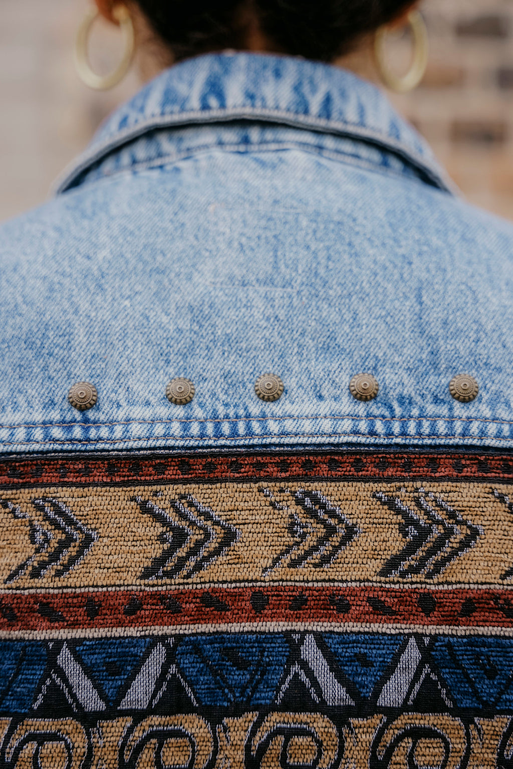 Antike Nieten und Boho Stoff als Rückenprint auf vintage Jeansweste