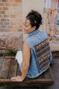 Vintage Upcycling Jeansweste mit Bohostoff und antiken Nieten