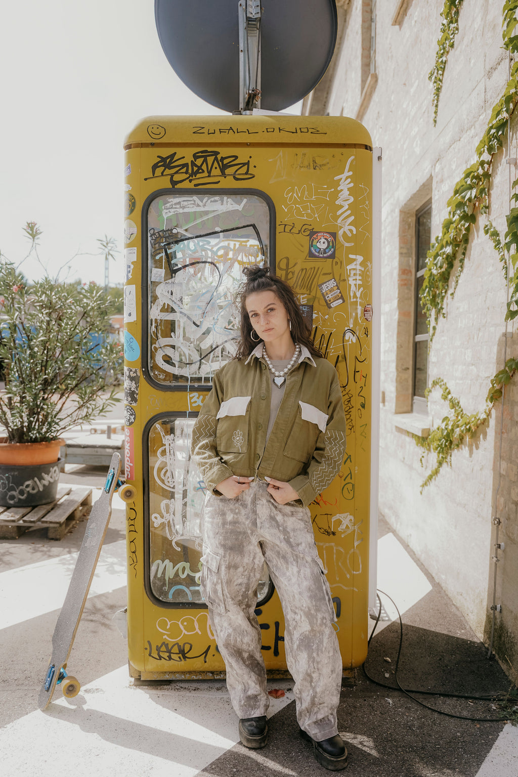 Vintage Jeansjacke mit Blume und Cordbesatz