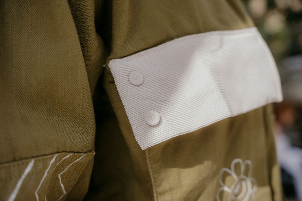 Vintage upcycling Jeansjacke mit Cordbesatz auf Kragen und Taschen