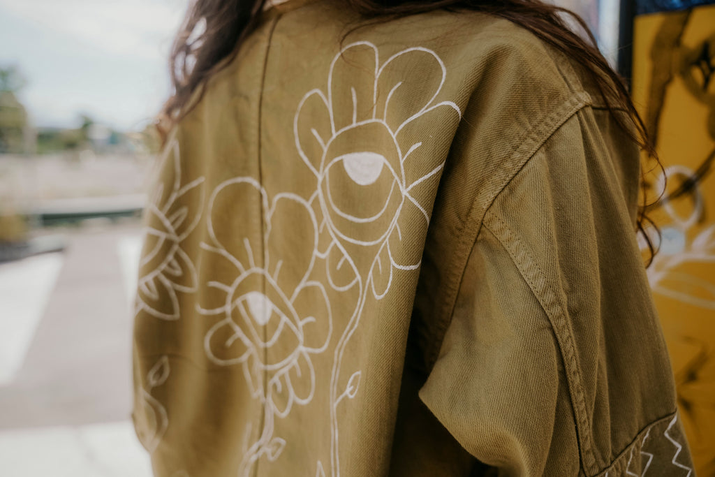 Detail Jeansjacke Rückenprint Blumen mit Augen 