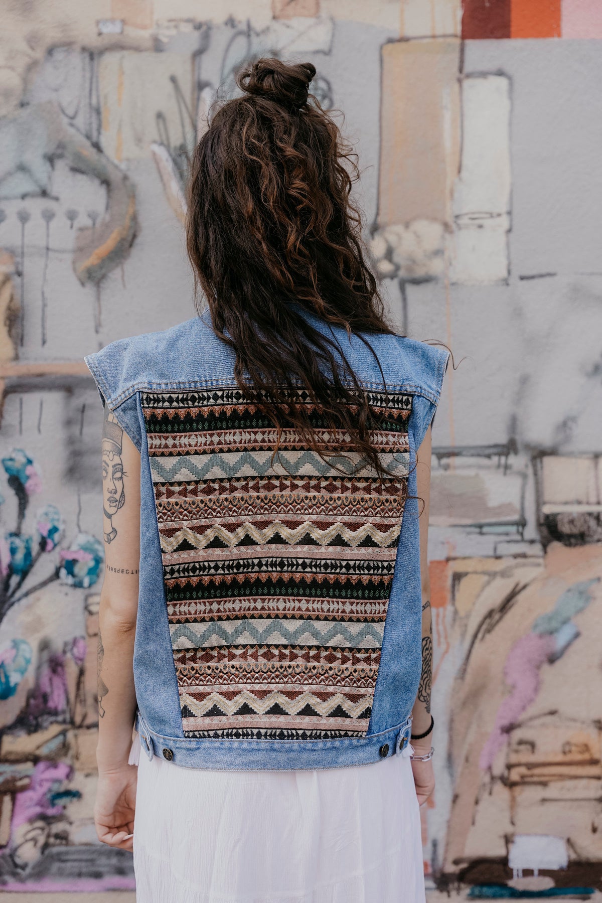 Upcycling Jeansweste mit Boho Rückenbesatz