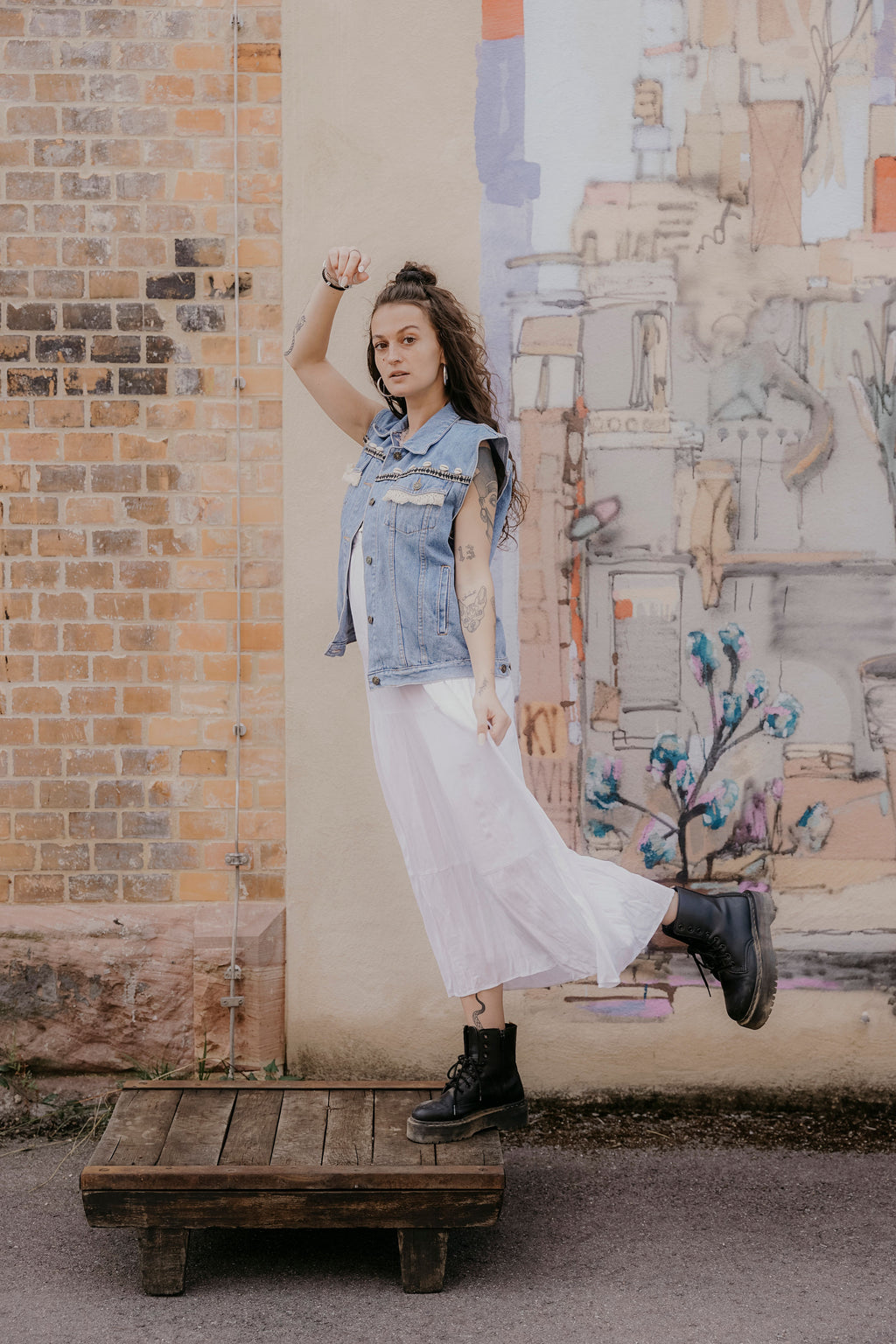 Boho Outfit Inspo mit vintage Jeansweste