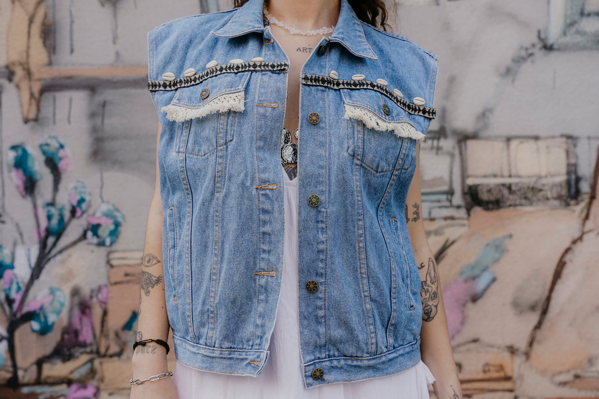 Vintage Jeansweste mit Muscheln und Fransen